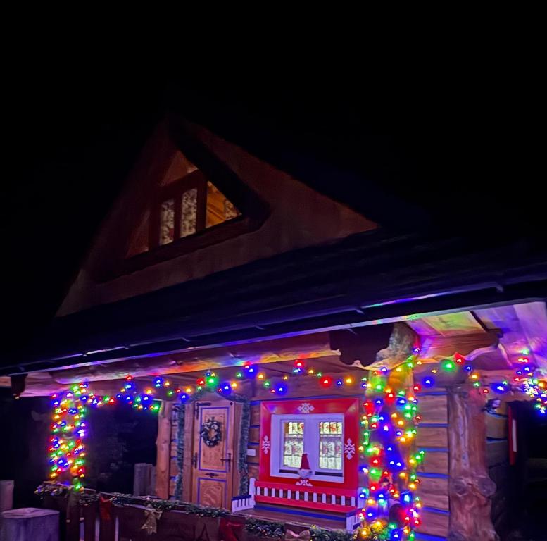 een huis met kerstverlichting aan de voorkant bij Zrub Niki in Ždiar