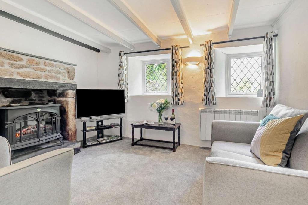 un salon avec une cheminée et une télévision dans l'établissement 2 Bed in Advent oc-p6188, à Camelford