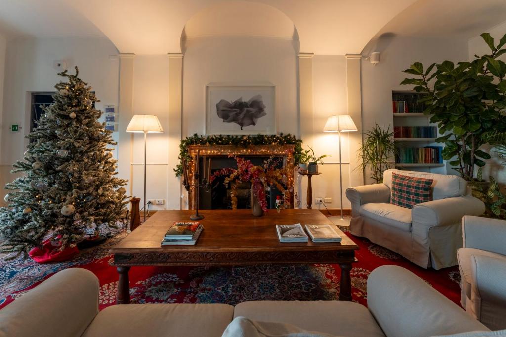 een woonkamer met een kerstboom en een salontafel bij Art Hotel Varese in Varese