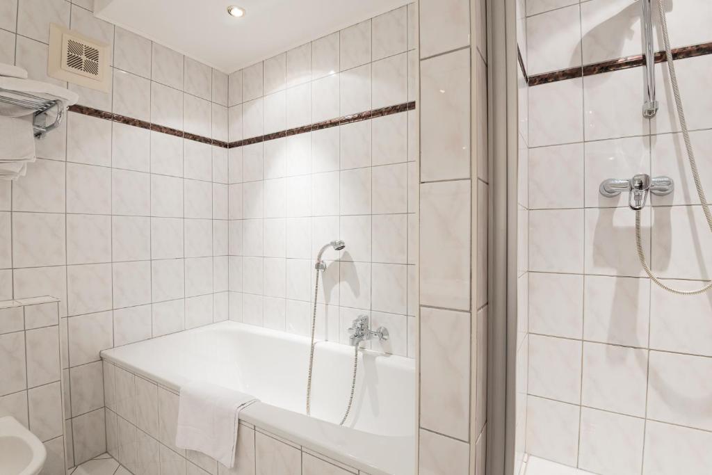 Koupelna v ubytování Hotel Post