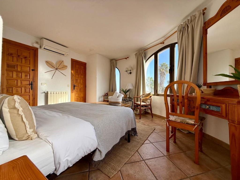 En eller flere senge i et værelse på Casa Ignatz 5 Bed Luxury Villa with Private Pool