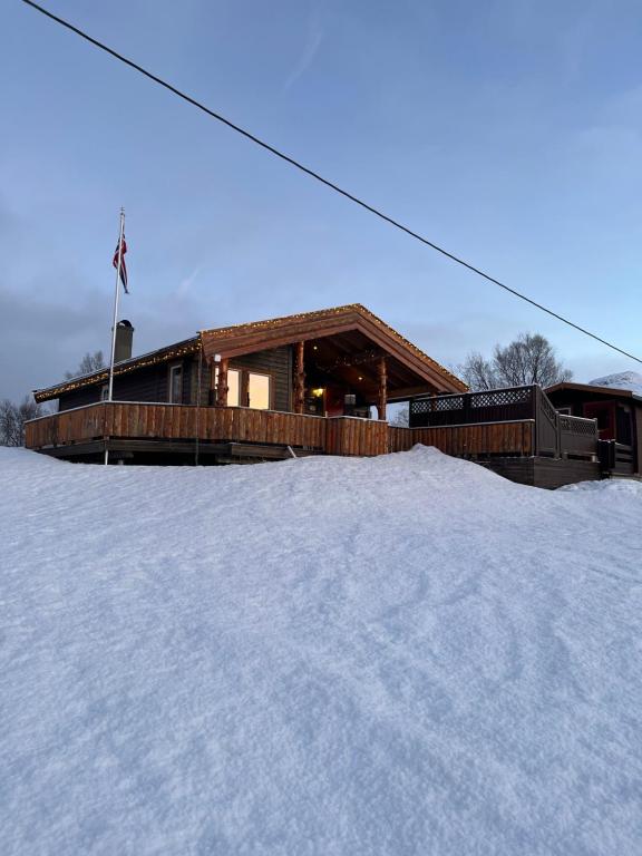 een huis op een berg sneeuw bij Øse Camping in Gratangen
