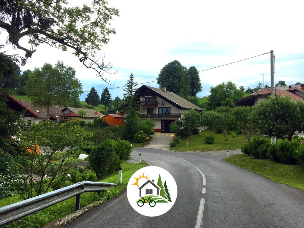 een straatnaambord met een huis aan de zijkant van de weg bij Lookout Resort in the green heart of Slovenia in Rovte