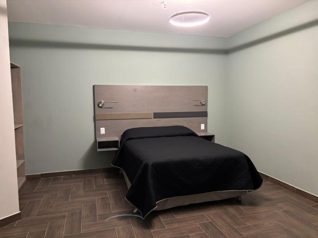 En eller flere senge i et værelse på Hotel Azomali plus