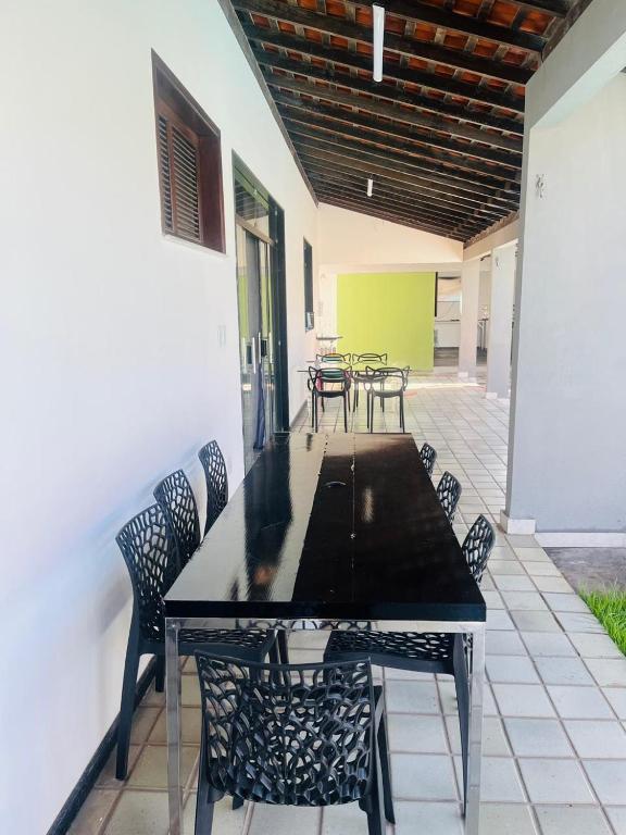 einen Esstisch und Stühle in einem Zimmer mit Terrasse in der Unterkunft Pousada e hostel italia in São Luís