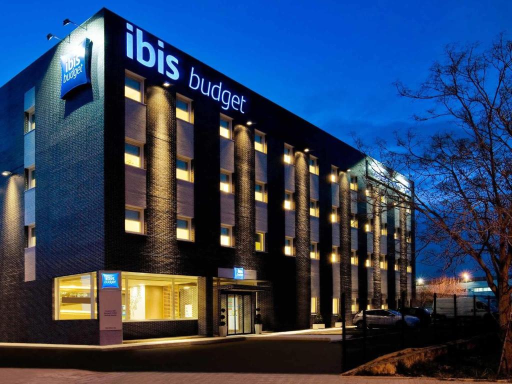 een gebouw met de woorden jobs buicker erop bij Ibis Budget Madrid Getafe in Getafe