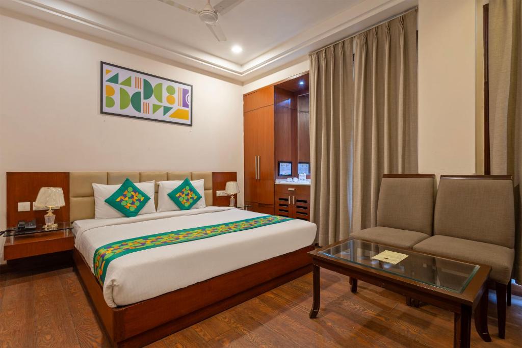 ein Hotelzimmer mit einem Bett und einer Couch in der Unterkunft Treebo Royal Star in Neu-Delhi