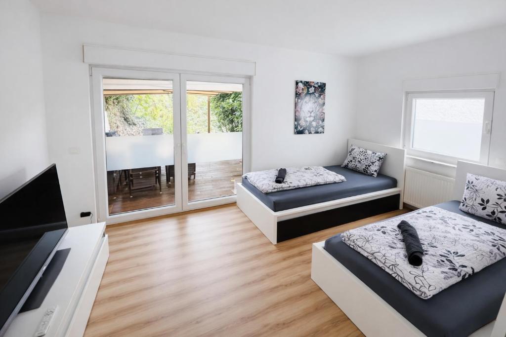 Et tv og/eller underholdning på 2-Zimmer-Wohnung an der Mosel mit Terrasse