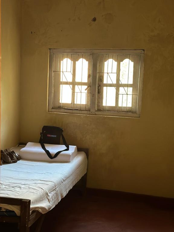 阿努拉德普勒Solo escape的有两张床和一扇窗户的房间