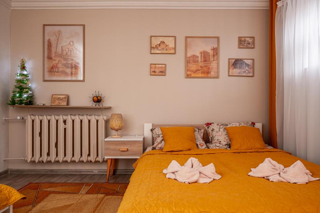 een slaapkamer met twee bedden met handdoeken erop bij Agroturystyka oTuLisko - Piękny Ogród, Basen, Cisza, Zwiedzanie Atrakcji, Blisko Bałtów in Kunów