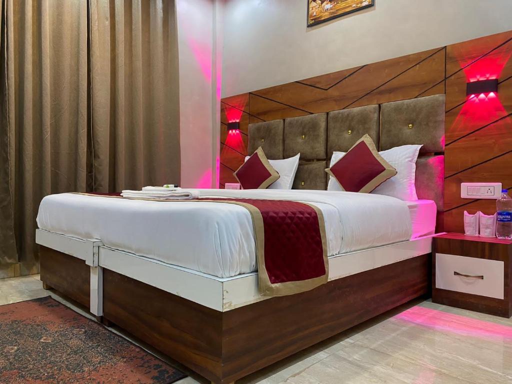 En eller flere senge i et værelse på Hotel Full Moon Night