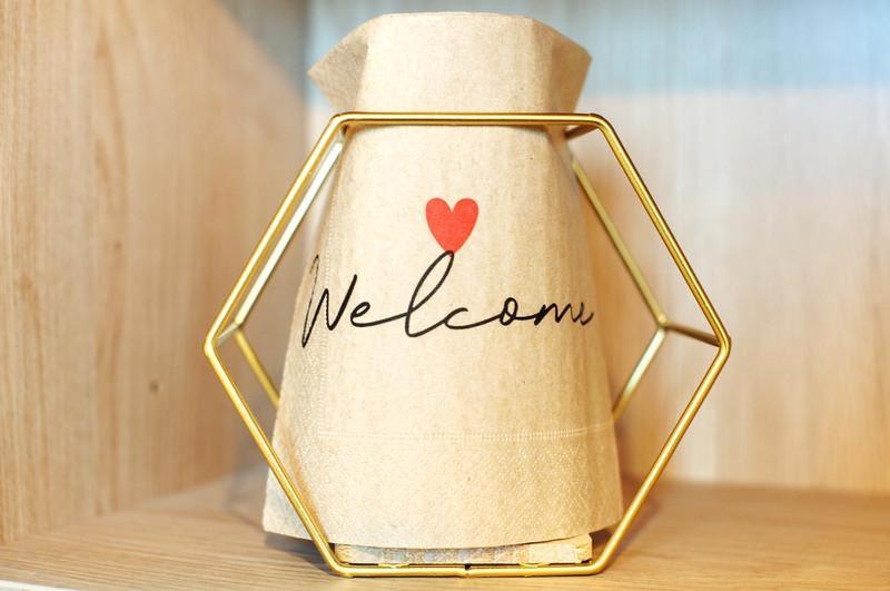 un asciugamano con la parola benvenuto scritta sopra di Landhaus in den Weinbergen 