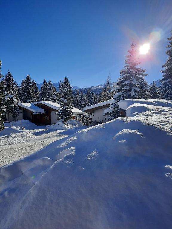a pile of snow in front of a house at Apartment Lyso en Soly in Königsleiten