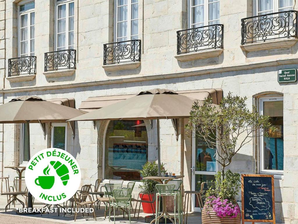 Et logo, certifikat, skilt eller en pris der bliver vist frem på ibis Styles Bayonne