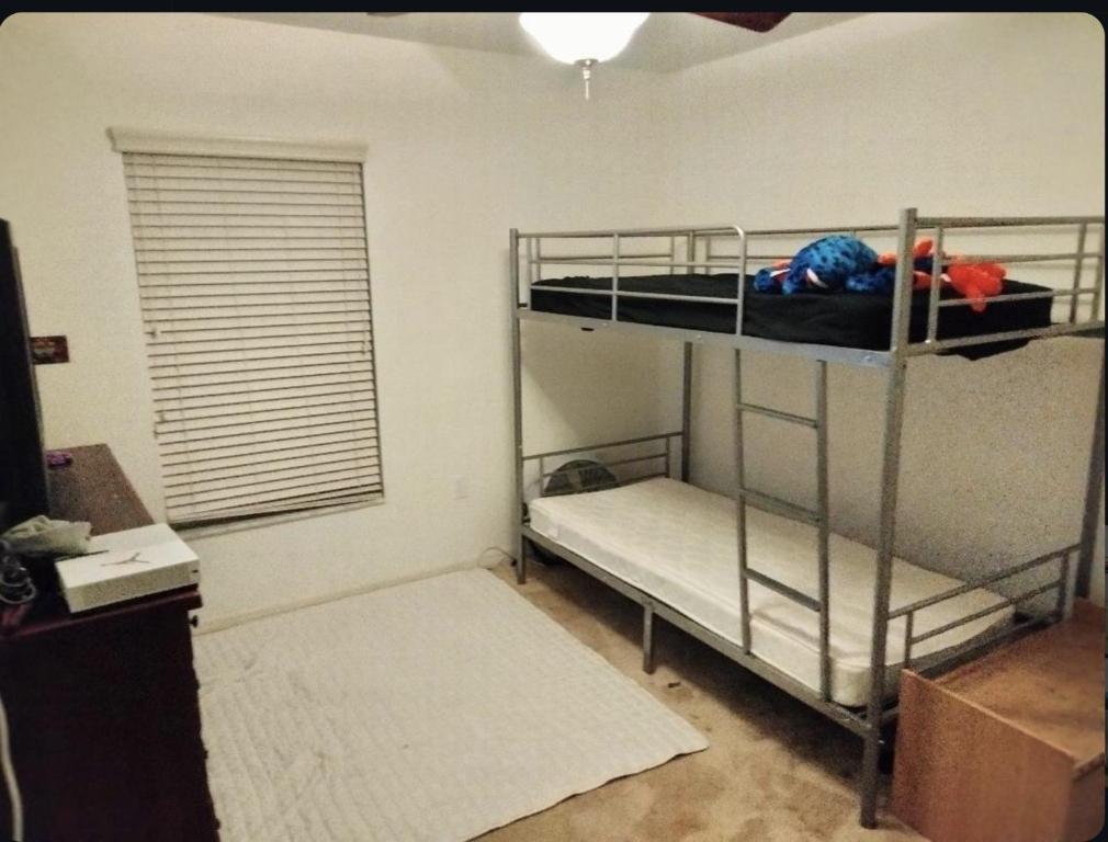 a room with two bunk beds in a room at La casa in Winter Haven