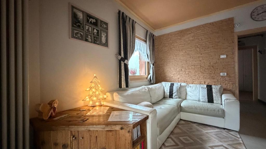 un soggiorno con un divano bianco e un albero di Natale di Appartamento Elena a San Niccolò Comèlico