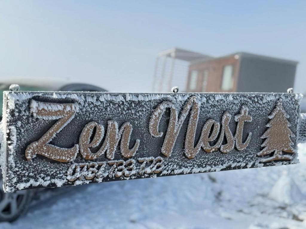 a metal sign that reads zinn must at Zen Nest Tiny House in Şirnea