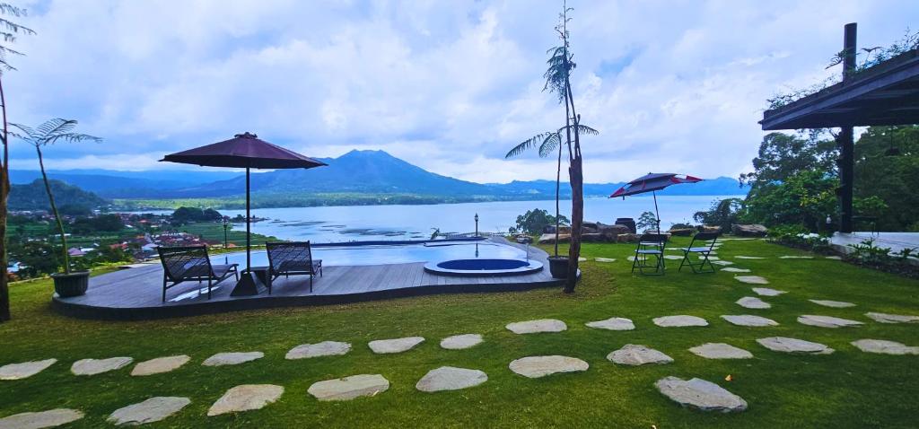 een achtertuin met een zwembad en uitzicht op een berg bij Adelisca Glamping, Cafe and Villa in Kubupenlokan