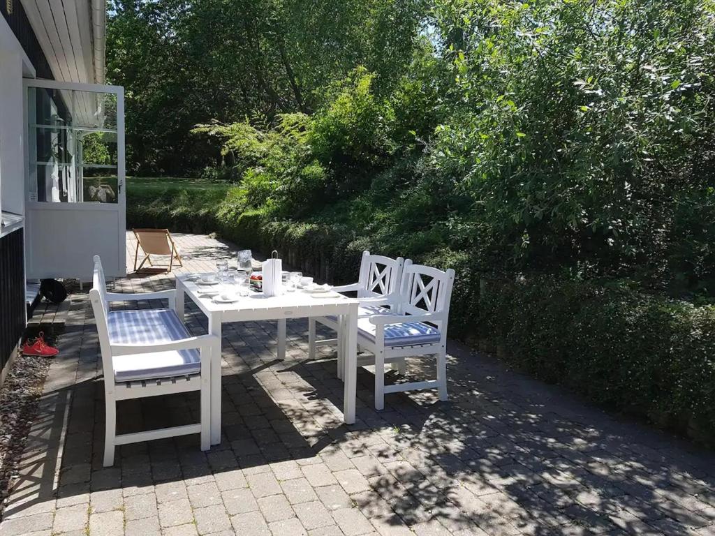 En have udenfor Bright Summer House Near Hyllingebjerg Beach