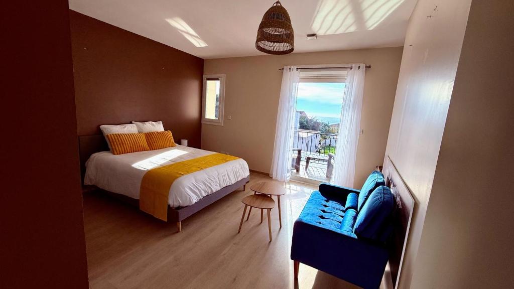 een slaapkamer met een bed, een raam en een stoel bij Chez Patricia et Georges in Carry-le-Rouet