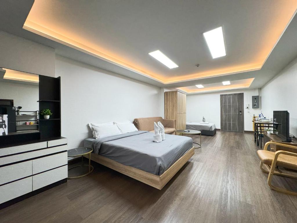 una camera con letto e televisore di 1BR Near BTS Queen & Single Bed City Center a Bangkok