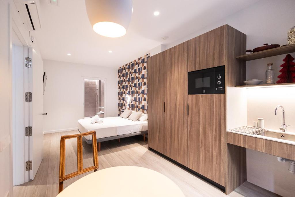 een badkamer met een bed en een wastafel in een kamer bij Yard Patraix by Concept Flats in Valencia