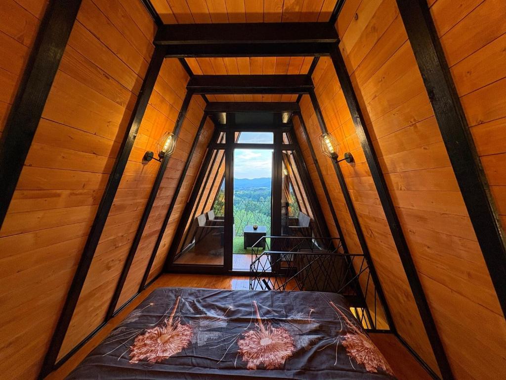 En eller flere senge i et værelse på A-Frame Luxury House With Hot Tub