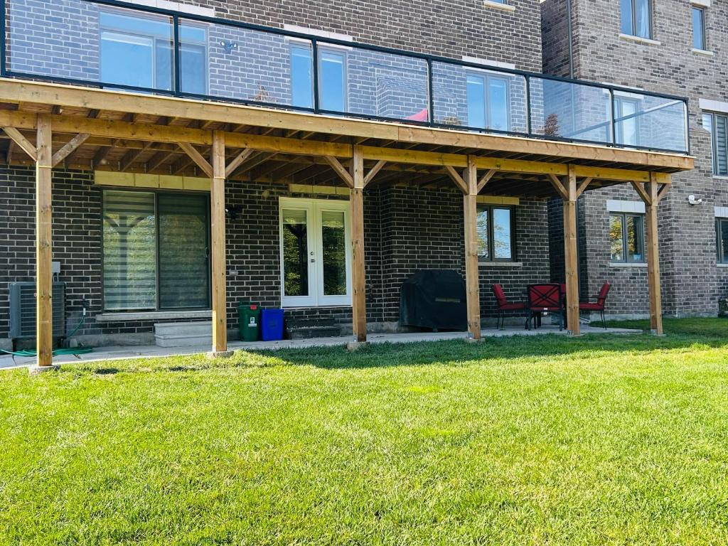 Zahrada ubytování Whitby Hideout - 3BR, 5BD, 3WR, Pool Table, Sauna