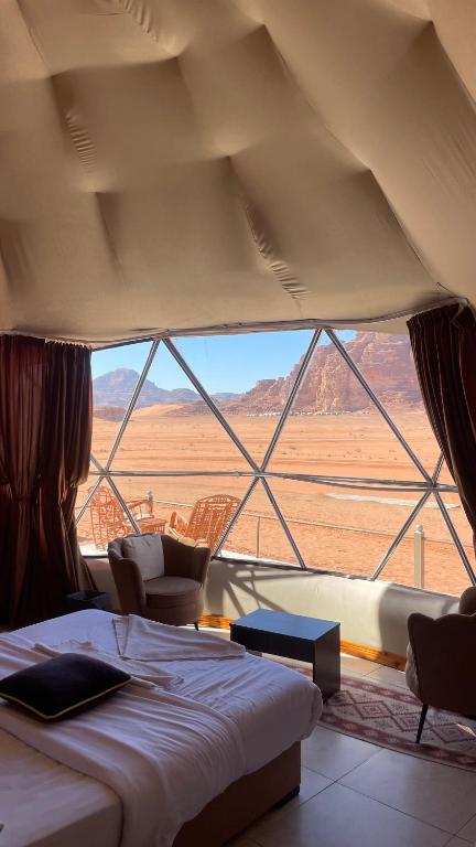 เตียงในห้องที่ NOVA lUXURY CAMP