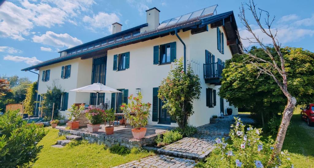 einen Blick auf ein Haus mit Pflanzen in der Unterkunft Charmante Chiemgauwohnung in Wasserburg am Inn