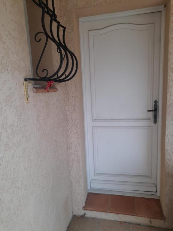 une porte blanche dans une pièce à côté d'un mur dans l'établissement nanouche, à Brignoles