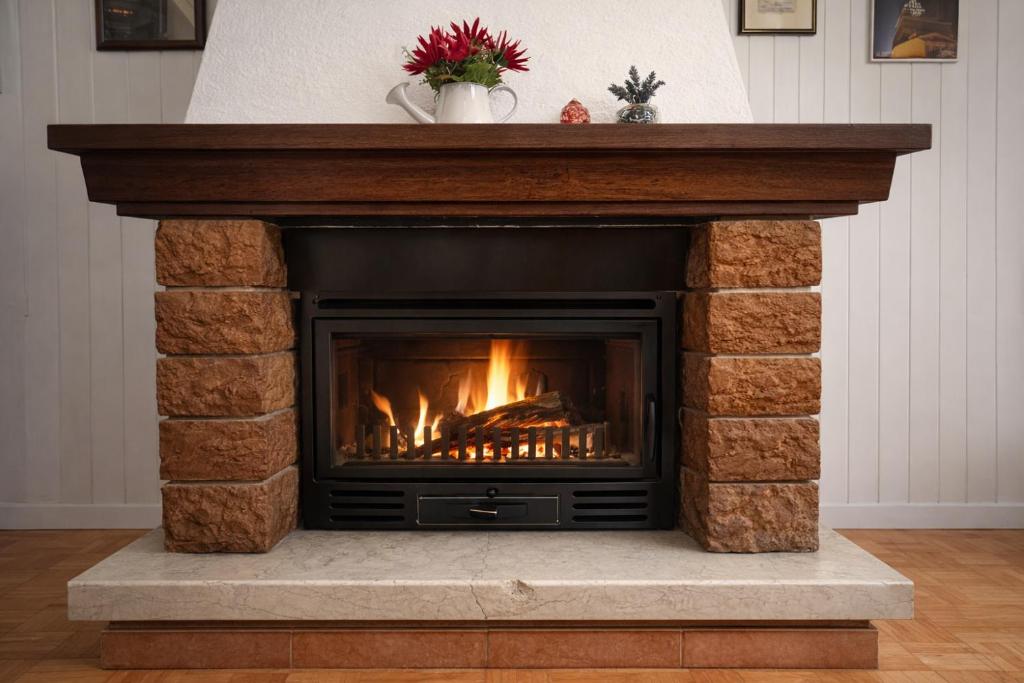 een open haard in de woonkamer bij Mansarda Panoramica nelle Valli di Lanzo Camino & Silenzio in Ceres