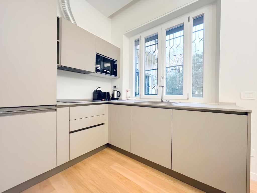 Køkken eller tekøkken på Elegantis Aventino Suite Apartment - Colosseo, Metro and Circo Massimo Nearby