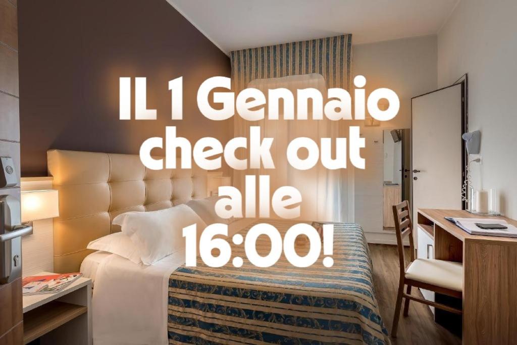 een slaapkamer met een bed met een bordje erop bij Hotel Sole Mio in Rimini