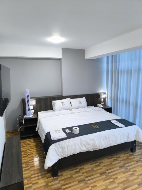 een slaapkamer met een groot bed in een kamer bij Hotel Belle Maison in Chiclayo
