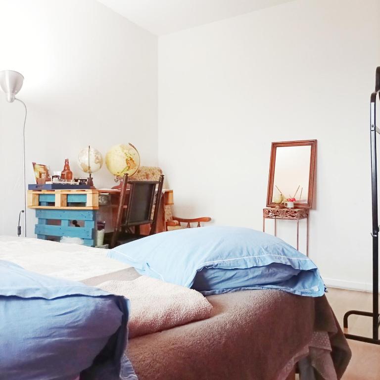 une chambre avec un lit et un miroir au mur dans l'établissement Book A Rest Paris, à Longjumeau