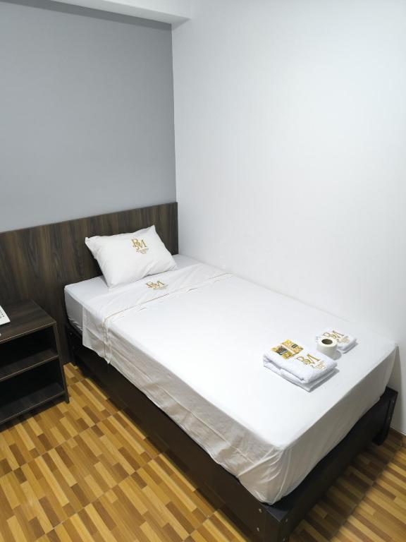 - une chambre avec un lit blanc et une table de nuit dans l'établissement Hotel Belle Maison, à Chiclayo