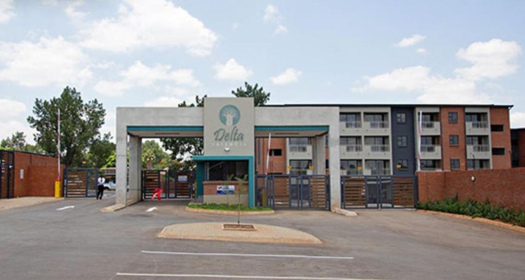 ein leerer Parkplatz vor einem Gebäude in der Unterkunft LSG Delta in Centurion