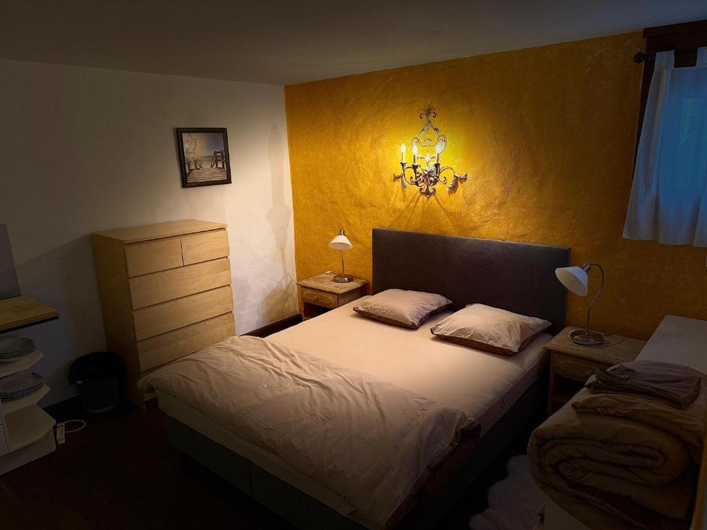 En eller flere senge i et værelse på Champfer Garden Apartment