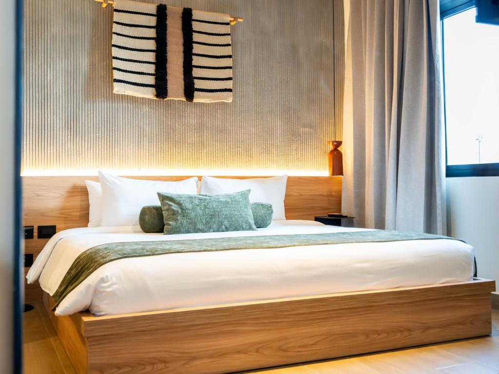 En eller flere senge i et værelse på Hunters Hotel by Jalo