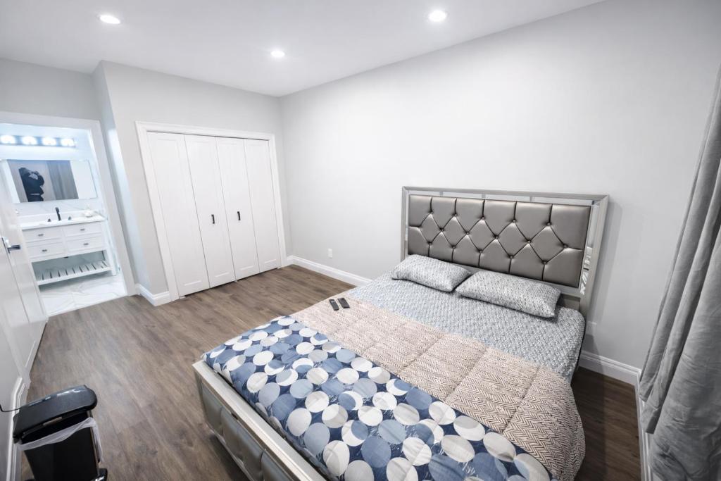 En eller flere senge i et værelse på Bb11 Private Bathroom Room In Cambridge