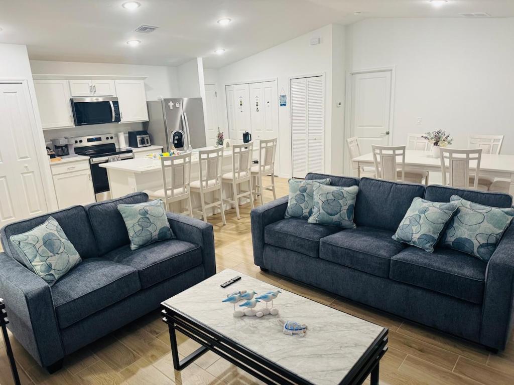 een woonkamer met twee banken en een tafel bij Blue Mantle Charlotte Hideaway in Port Charlotte