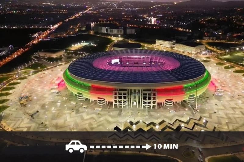 een groot stadion met een groot gebouw met verlichting bij Comfortable Apartment in Tangier 10 Min Stadium in Tanger