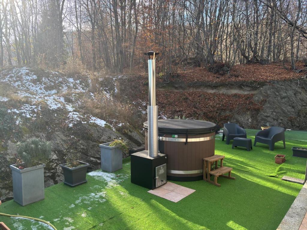 een buitenjacuzzi op een gazon met stoelen bij Fusero1 relax vero borgata fusero 20 giaveno in Coazze