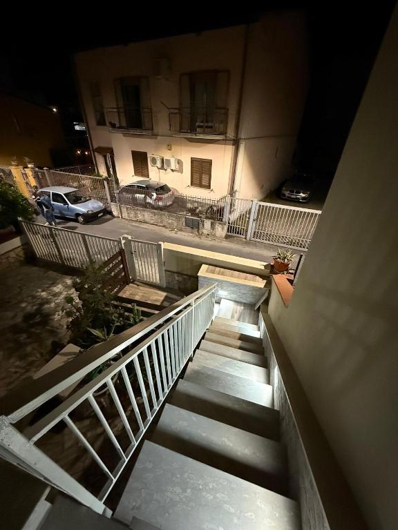 een trap die 's nachts naar een gebouw leidt bij Aubry Appartament in Praia a Mare