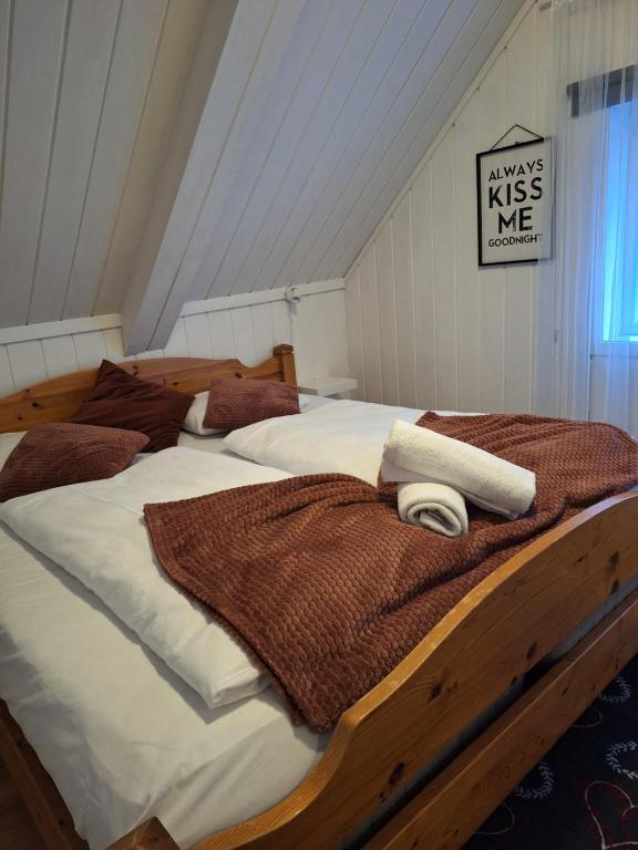 Giường trong phòng chung tại Stavanger 1 Ultra Central Dali Apartament