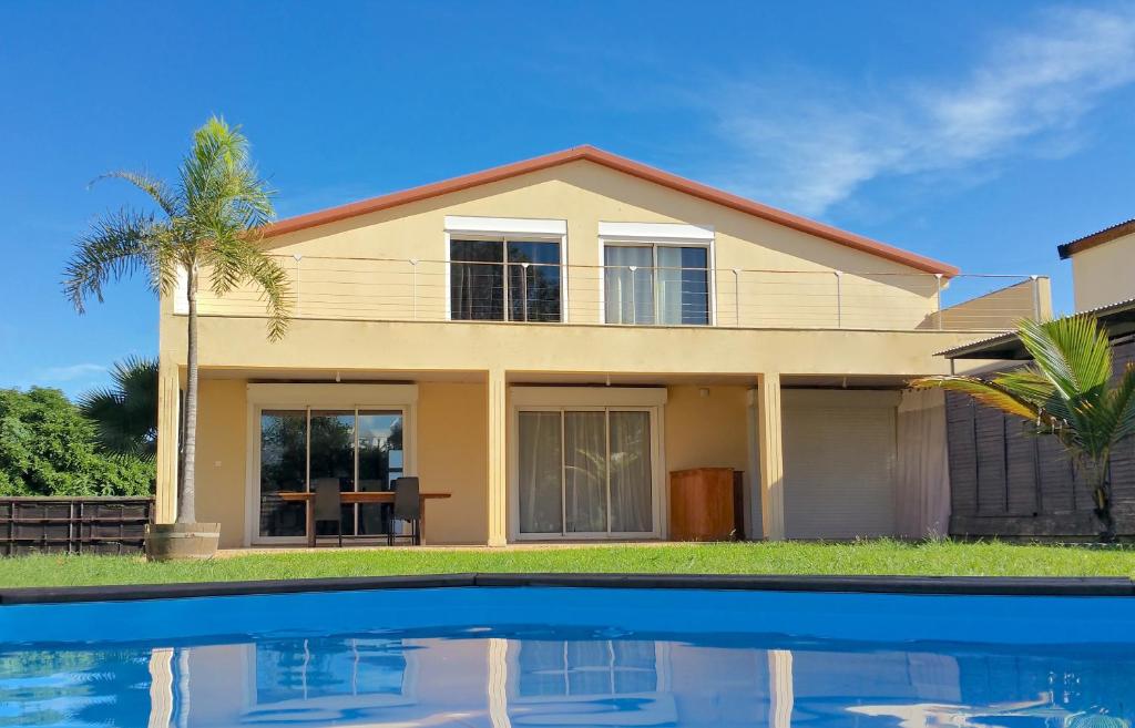 Bazén v ubytování Chic Villa 20min from Beaches 40 from Mountains nebo v jeho okolí