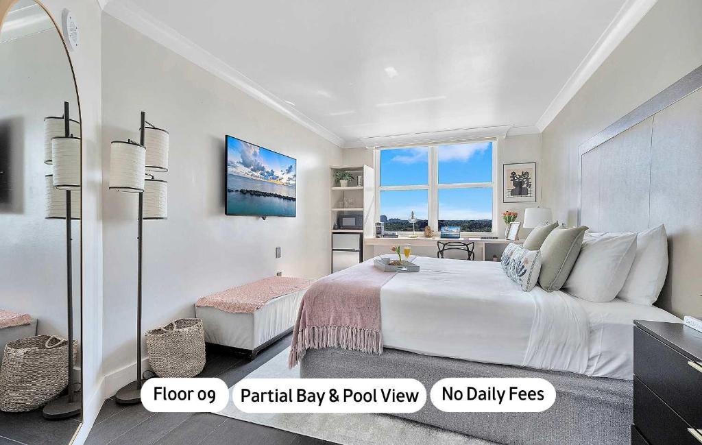 En eller flere senge i et værelse på MVR - This Miami Suite Is Built to Impress