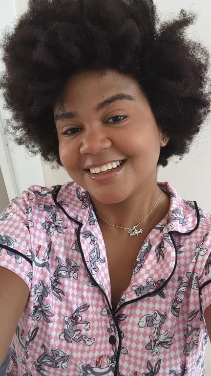 Una donna con una camicia rosa sta sorridendo di House Ana's a Vespasiano