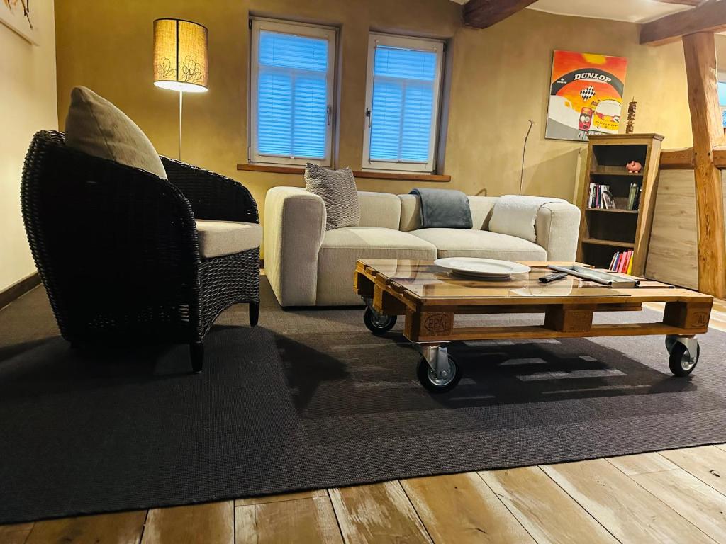 un salon avec un canapé et une table basse dans l'établissement Studiowohnung im preisgekrönten Denkmal in Groß-Umstadt, à Groß-Umstadt